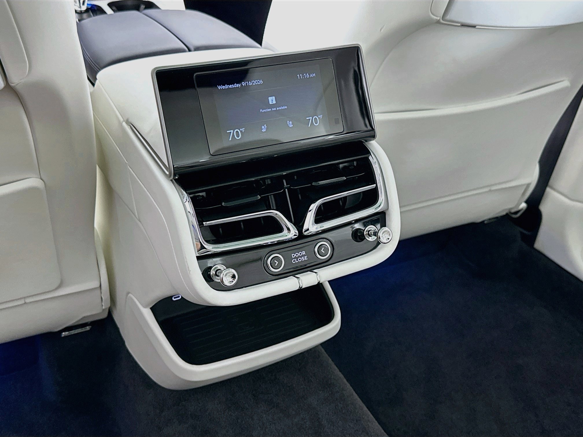 Certified 2023 Bentley Bentayga Extended Wheelbase AWD/4WD image 25