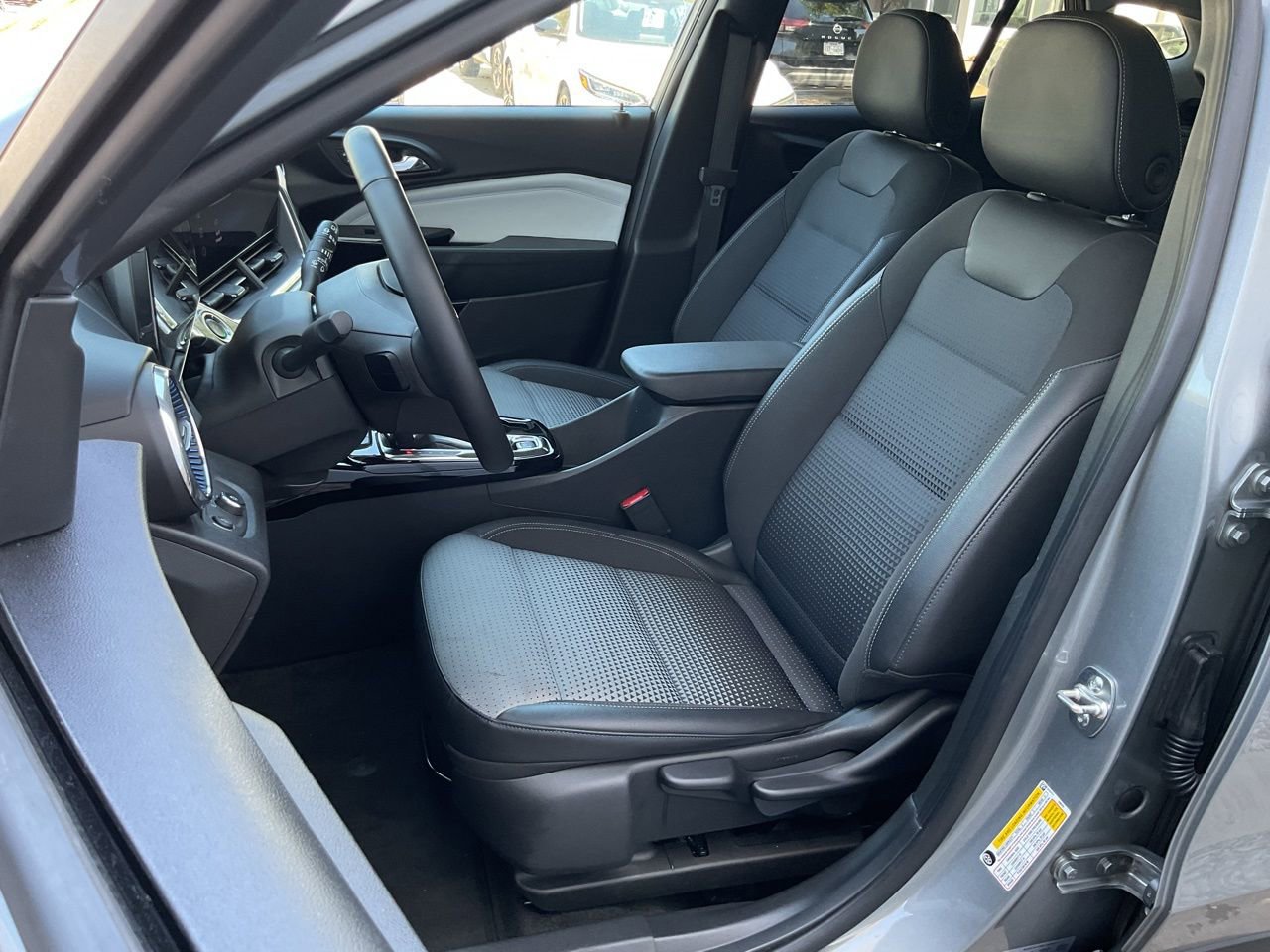 Used 2025 Chevrolet Trax LT w/ LT Convenience Package image 14