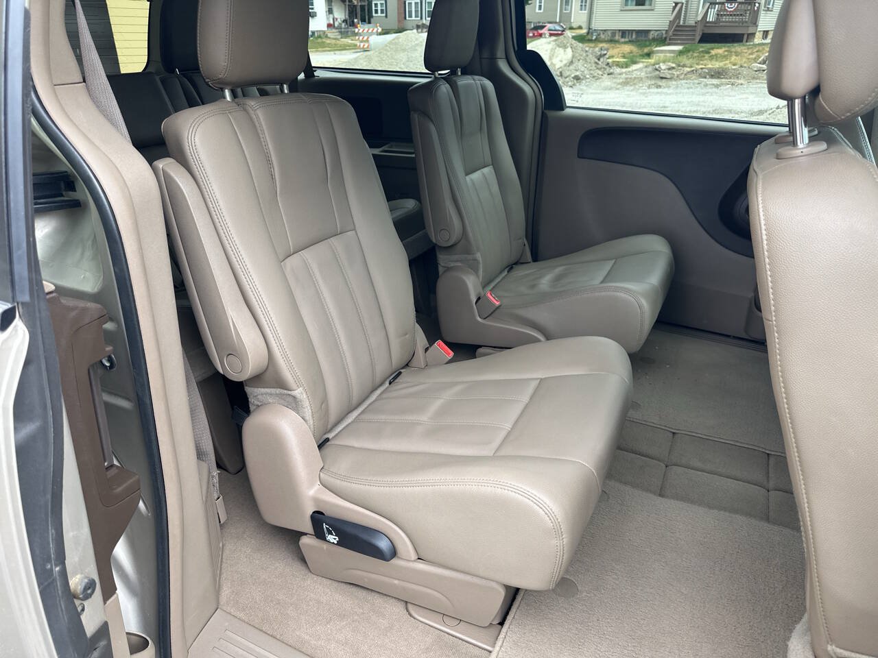 Used 2016 Chrysler Town & Country Touring FWD image 11