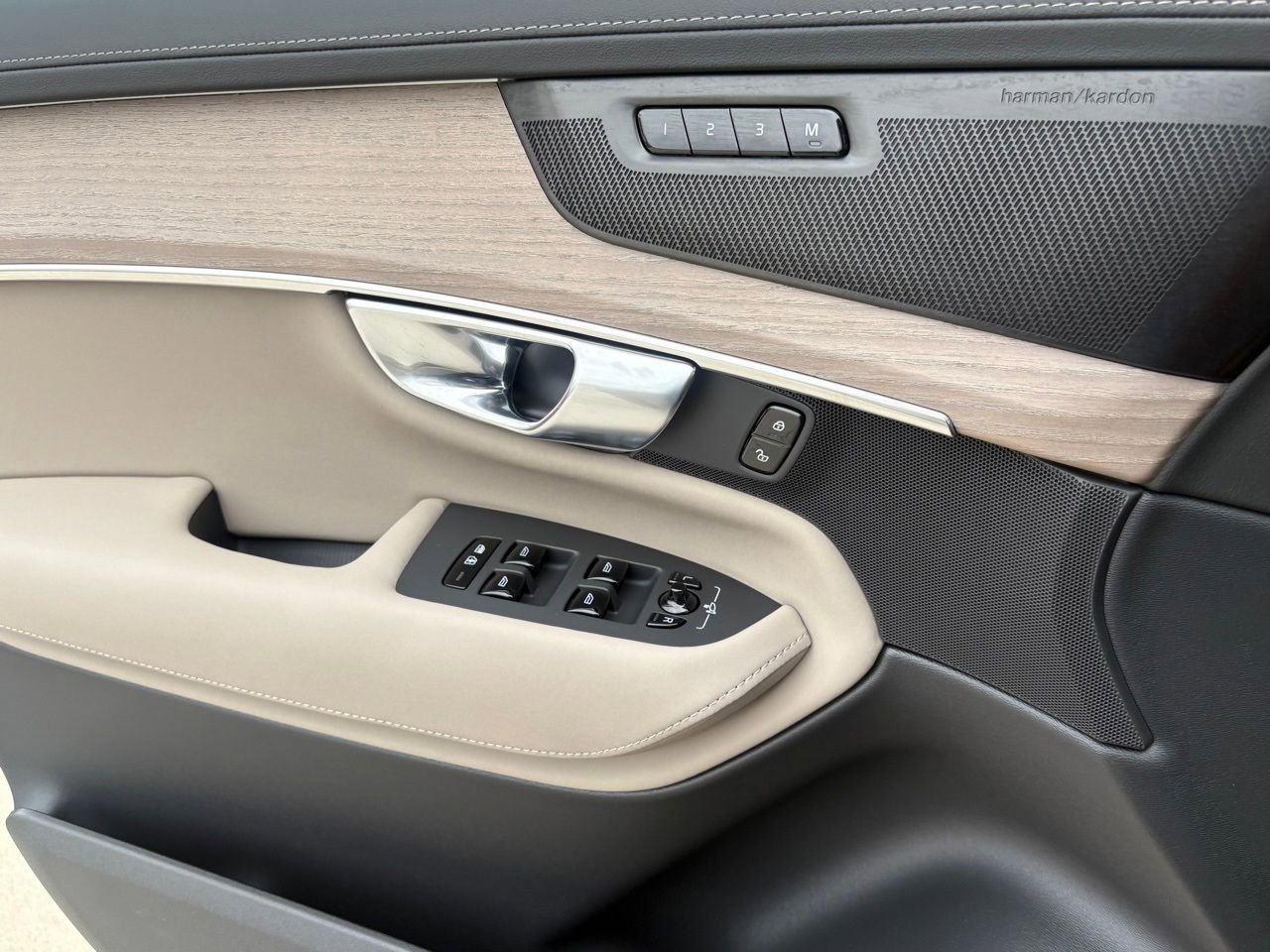 New 2026 Volvo XC90 B6 Ultra w/ Protection Package Premier image 14