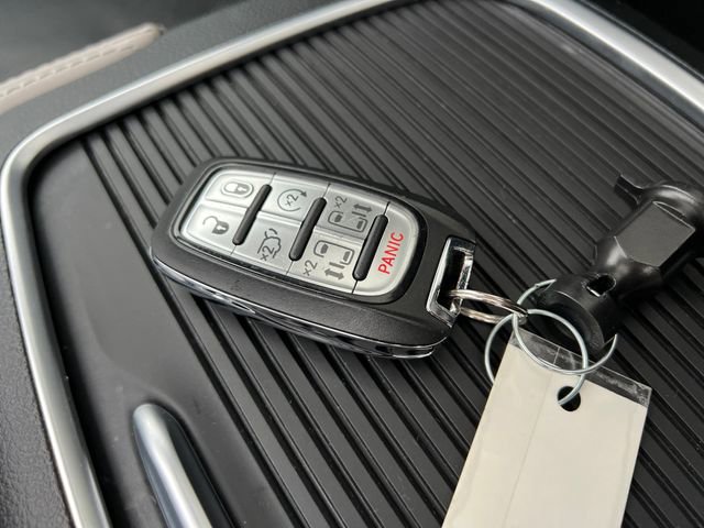 Used 2023 Chrysler Pacifica Limited image 33