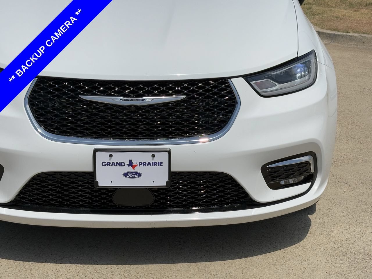 Used 2024 Chrysler Pacifica Touring-L FWD image 9