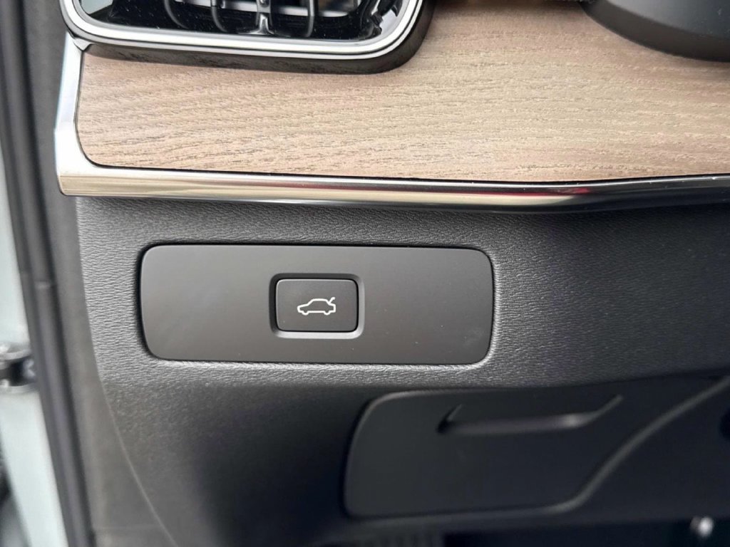 Certified 2026 Volvo XC90 B6 Plus w/ Protection Package Premier AWD/4WD image 27