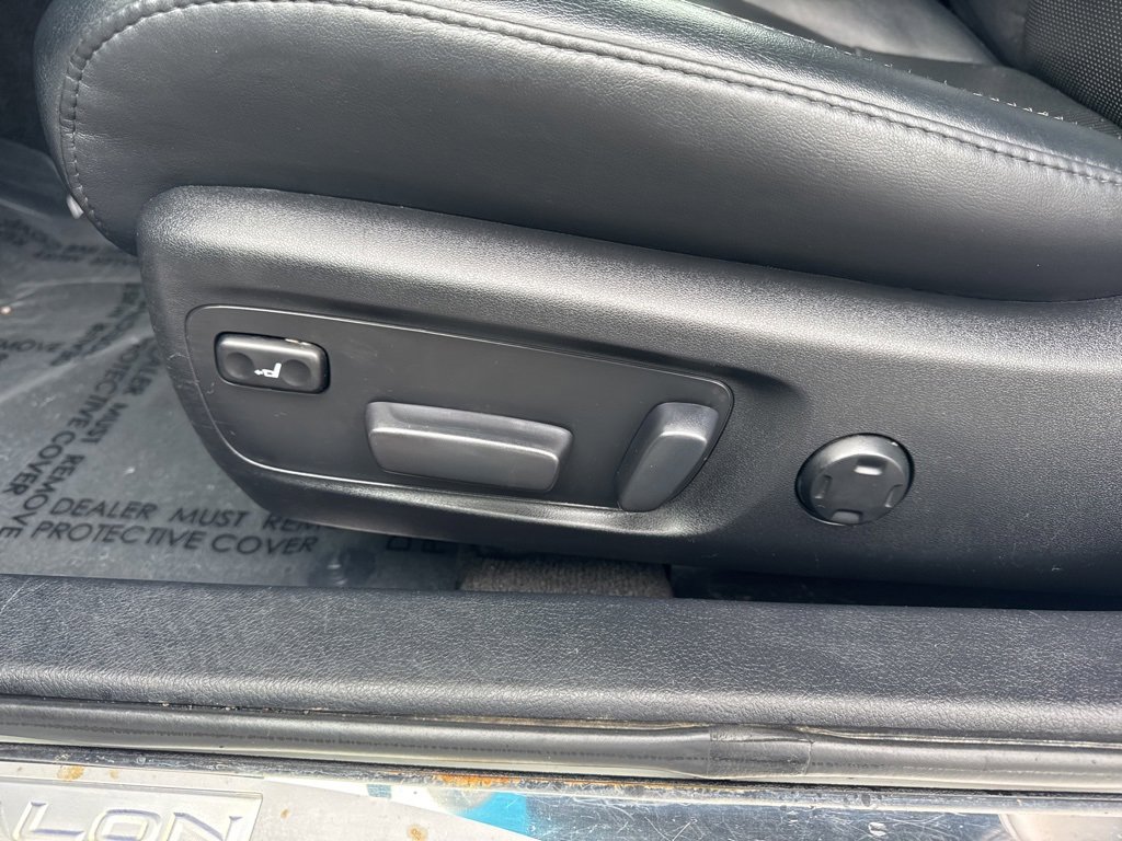 Used 2016 Toyota Avalon Limited image 18