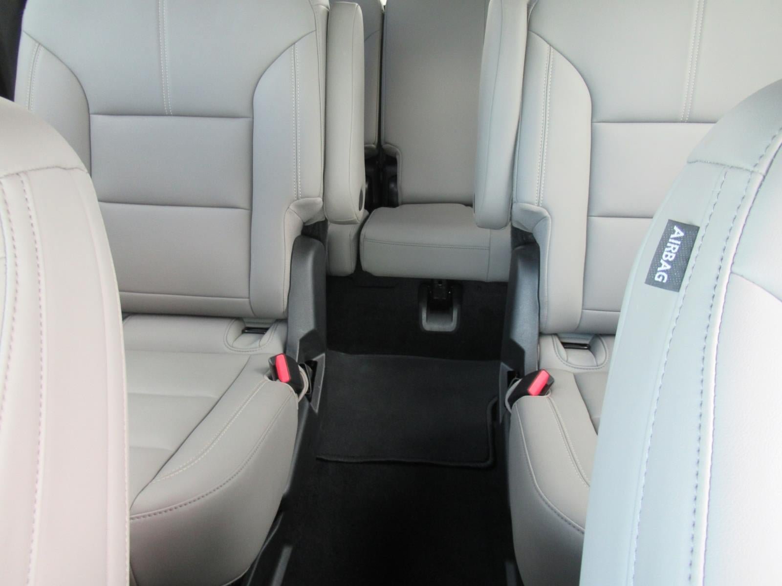 Used 2026 GMC Acadia Elevation w/ Elevation Premium Package FWD image 17