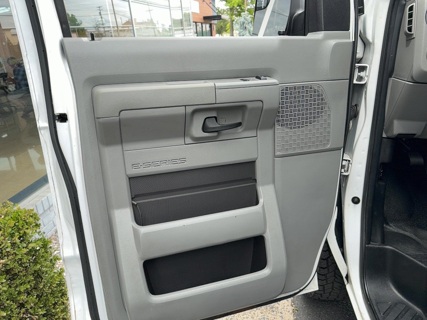 Used 2014 Ford E-350 and Econoline 350 Extended Super Duty w/ Power Group RWD image 11