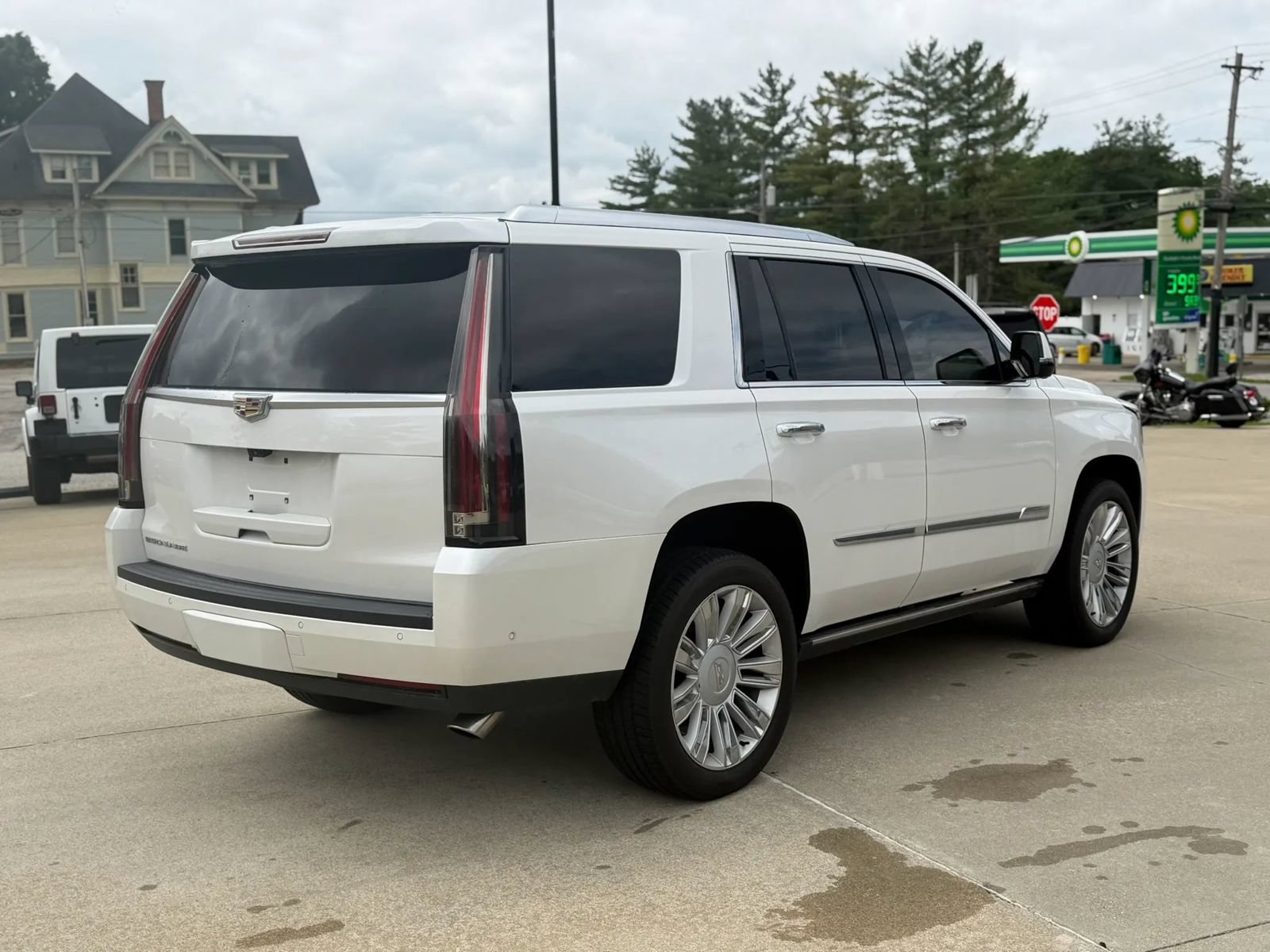 Used 2017 Cadillac Escalade Platinum AWD/4WD image 2