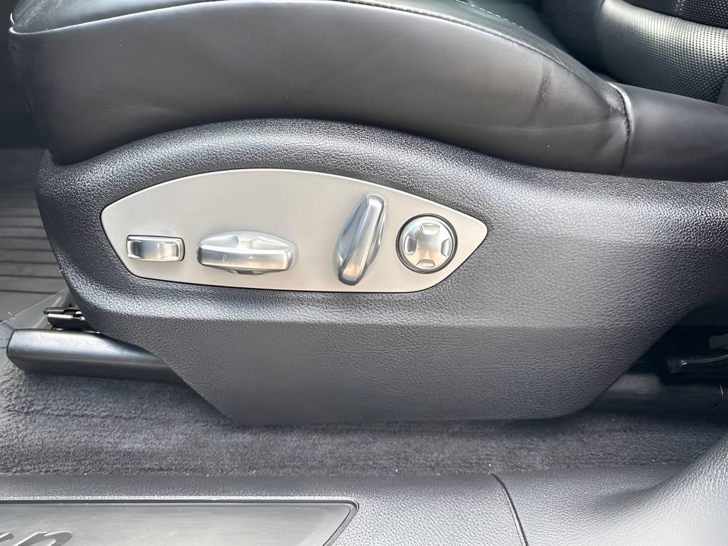 Used 2023 Porsche Macan Turbo AWD/4WD image 42