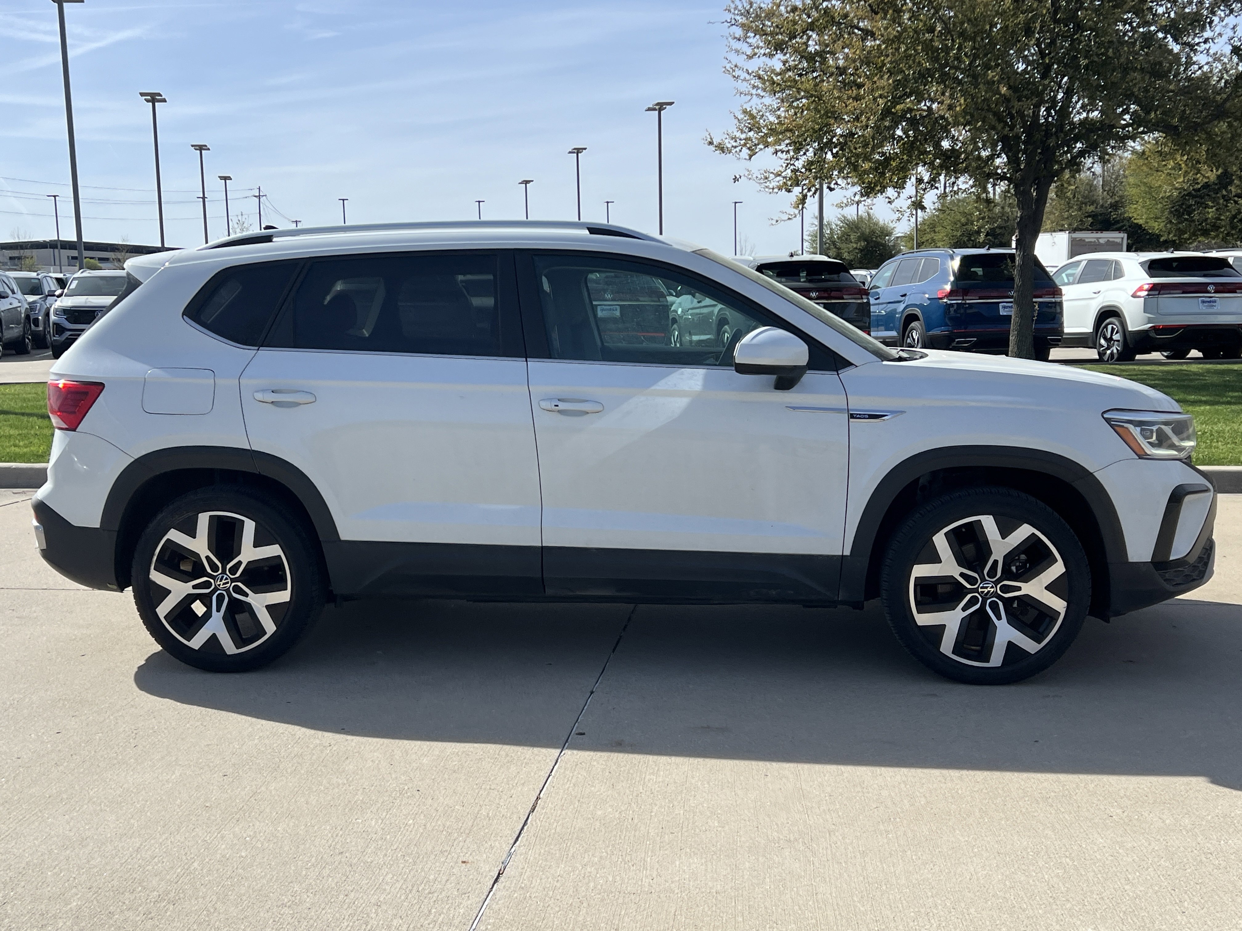 Certified 2023 Volkswagen Taos SEL image 11