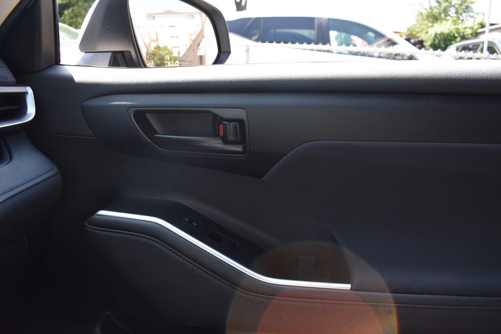 Used 2025 Toyota Highlander LE FWD image 19