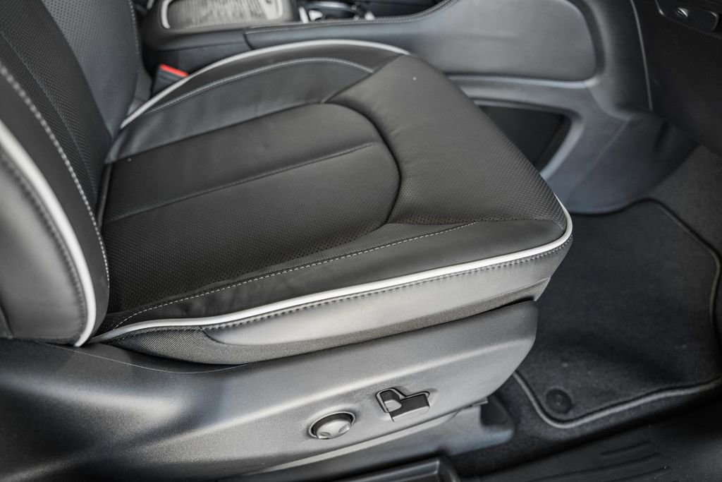 New 2026 Chrysler Pacifica Limited w/ Uconnect Theater Family Group image 33