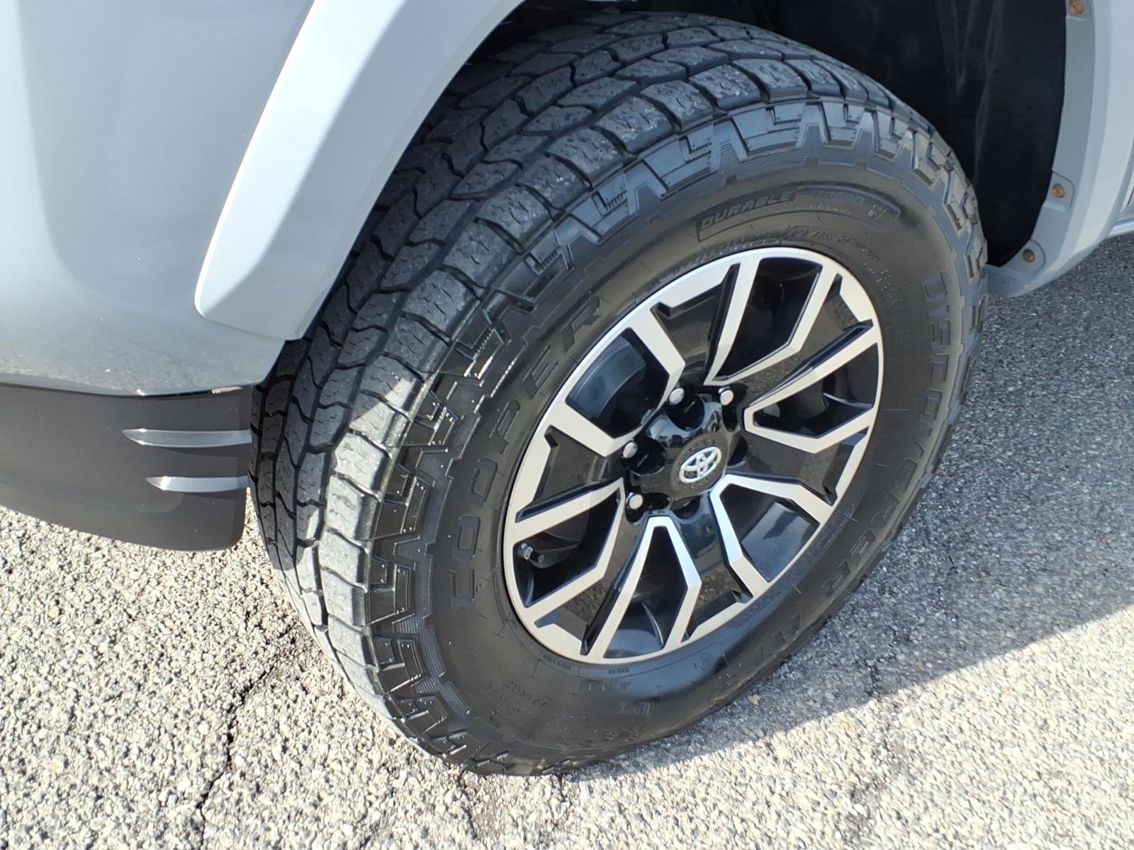 Used 2020 Toyota Tacoma TRD Off-Road image 11