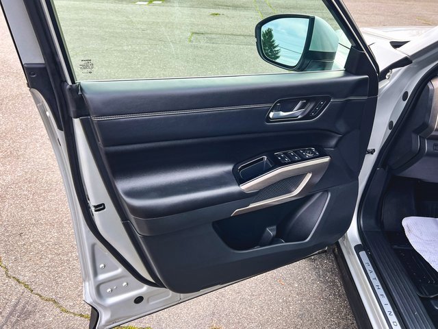 Used 2023 Nissan Pathfinder Platinum w/ Cargo Package image 9