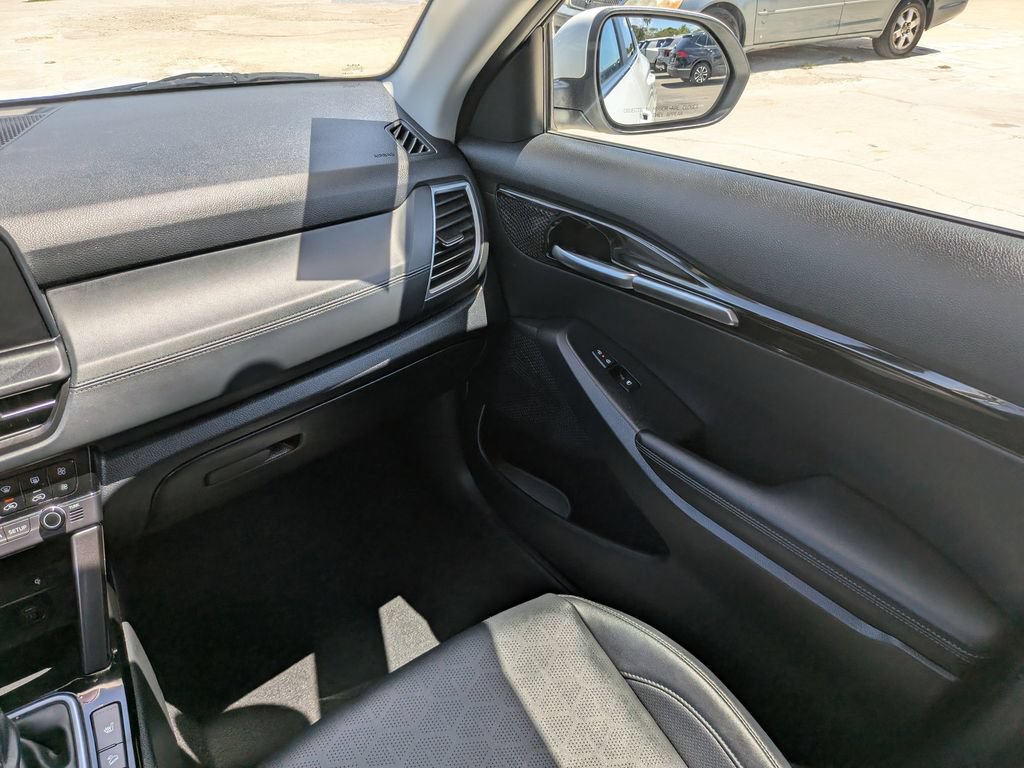 Certified 2025 Kia Seltos EX w/ EX Sunroof Package FWD image 17