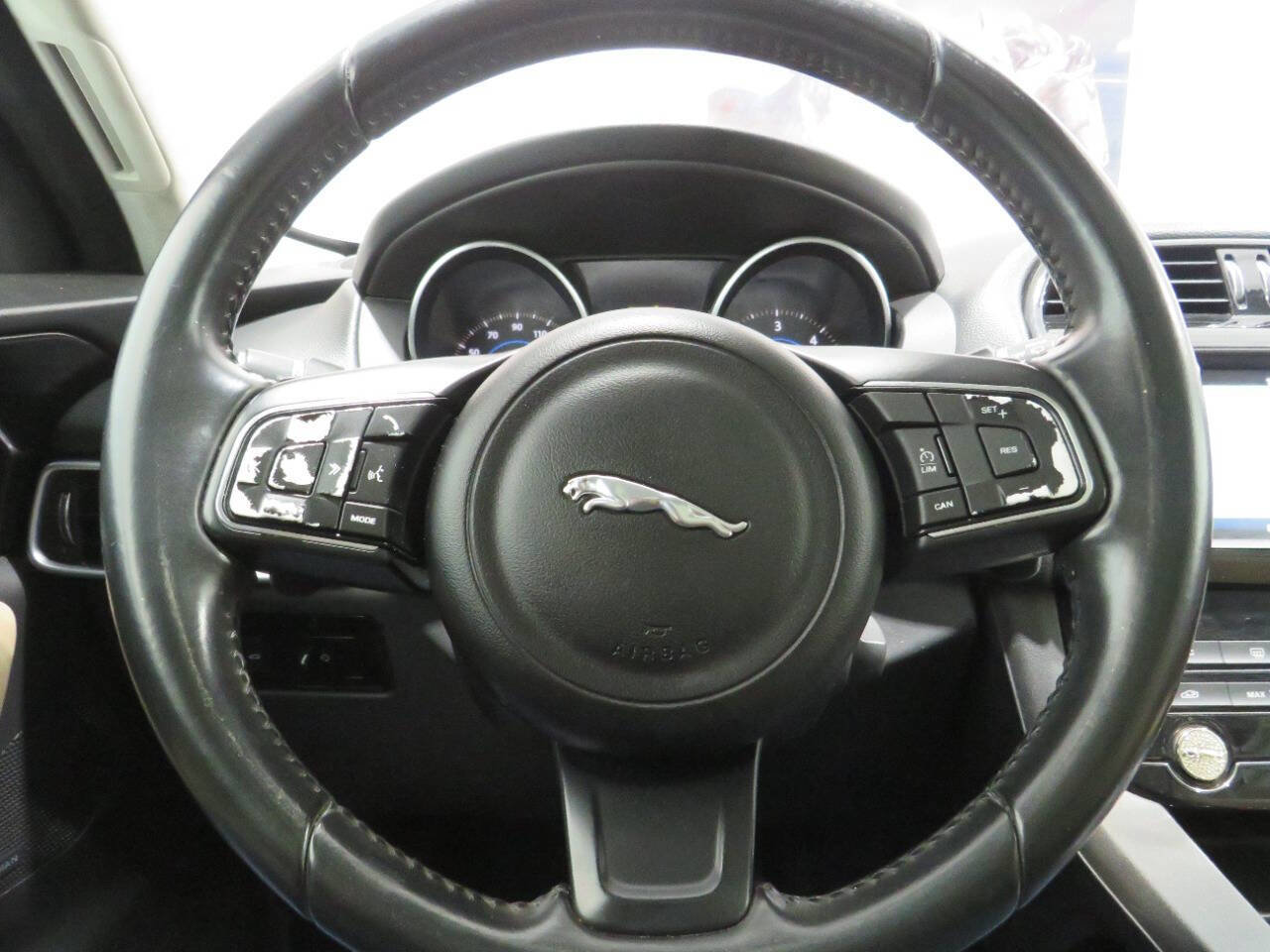 Used 2017 Jaguar F-PACE Premium image 17