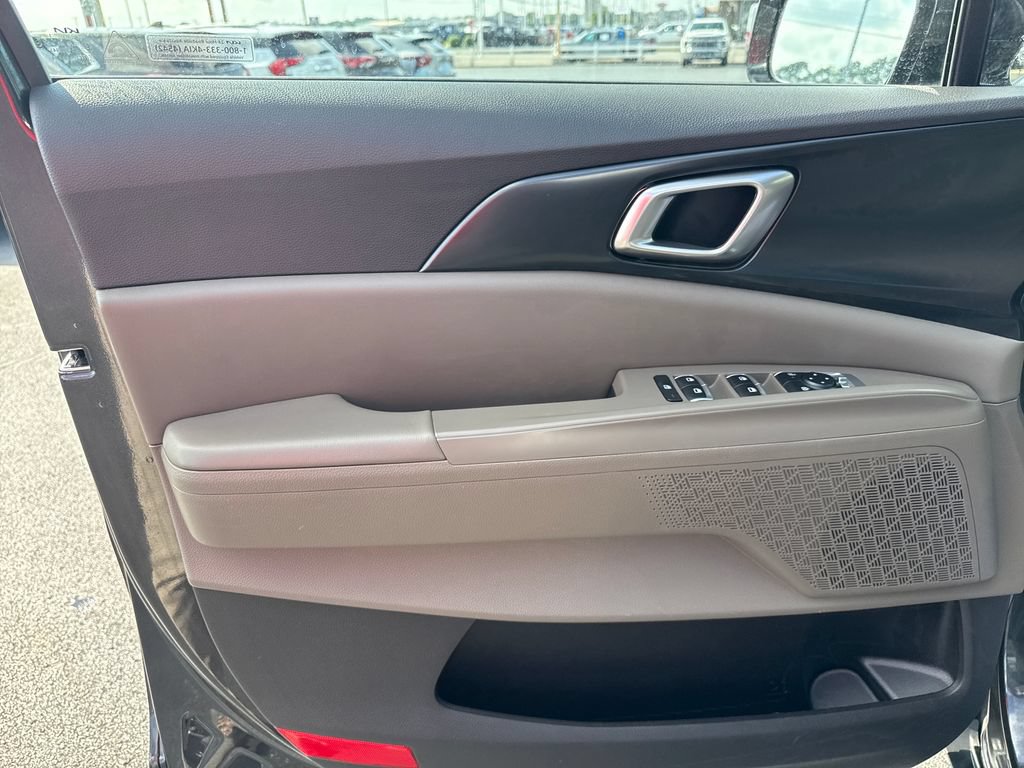 Used 2025 Kia Carnival FWD image 12