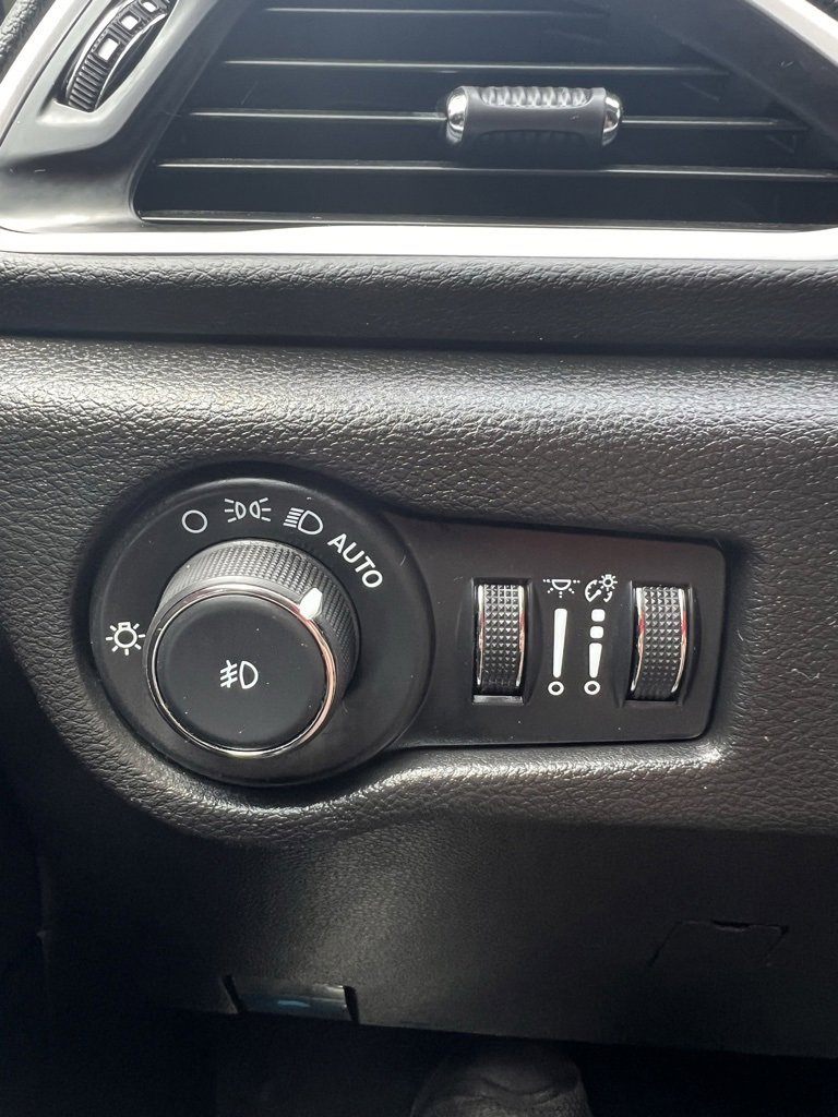 Used 2025 Chrysler Pacifica Select image 17