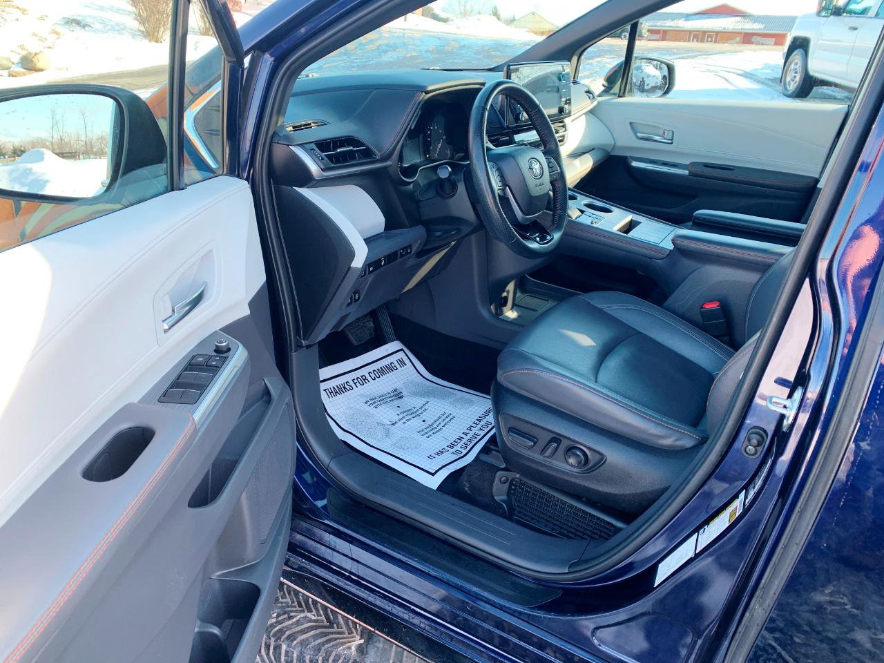 Used 2022 Toyota Sienna XSE image 4