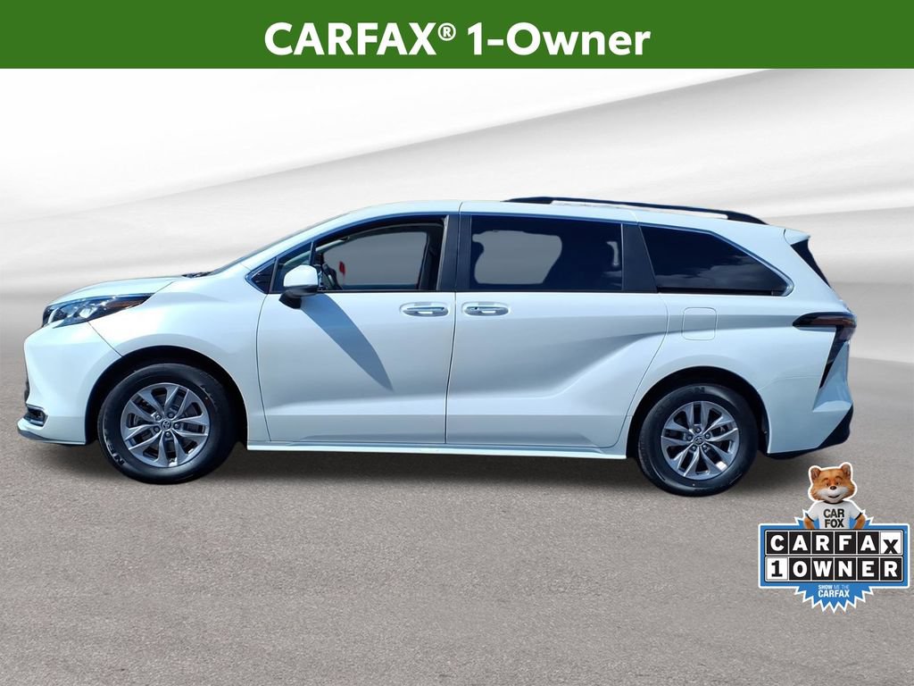 Used 2024 Toyota Sienna XLE FWD image 2