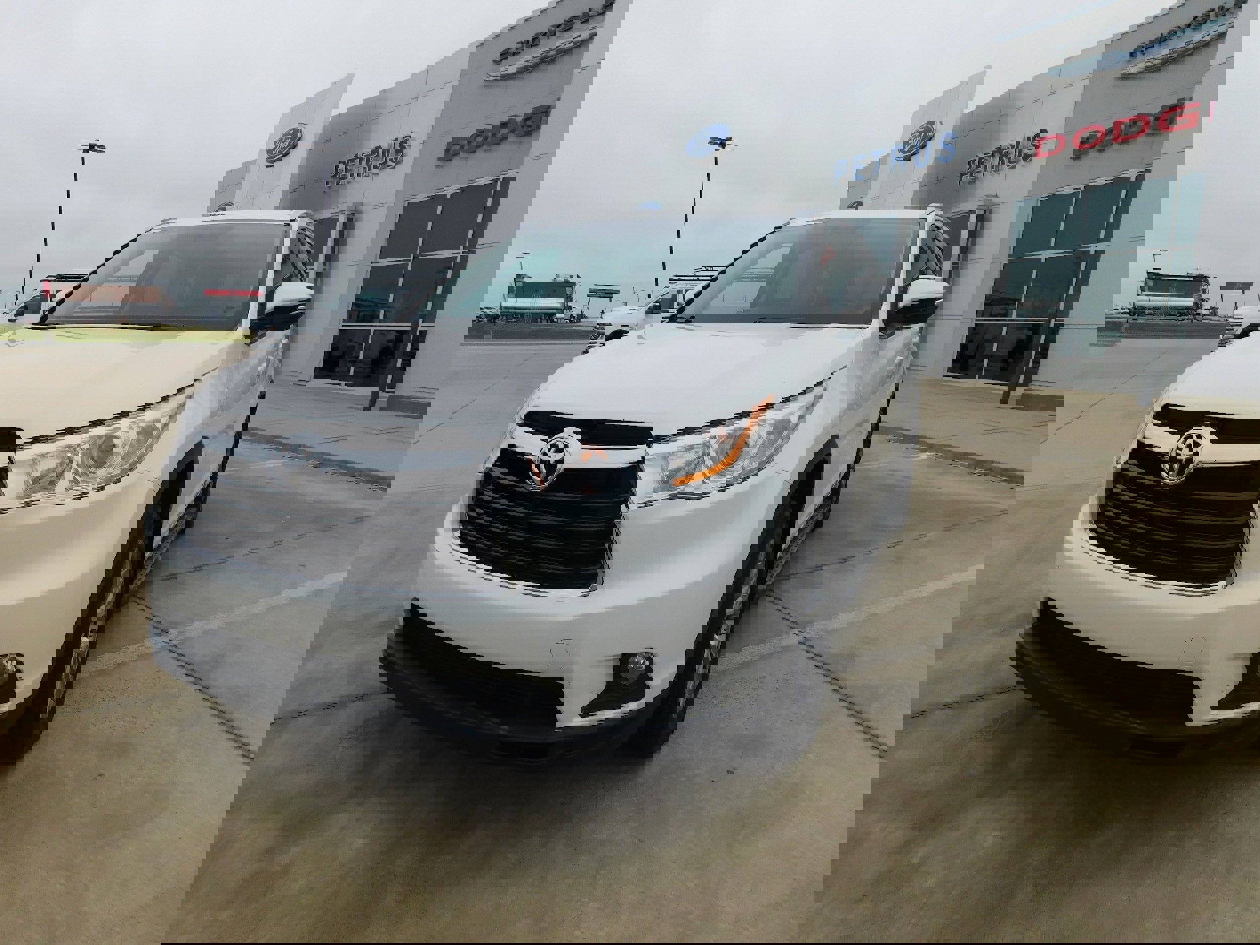 Used 2014 Toyota Highlander XLE image 2