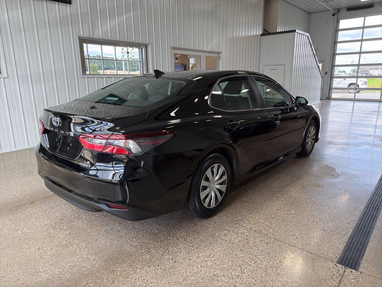 Used 2022 Toyota Camry LE FWD image 5