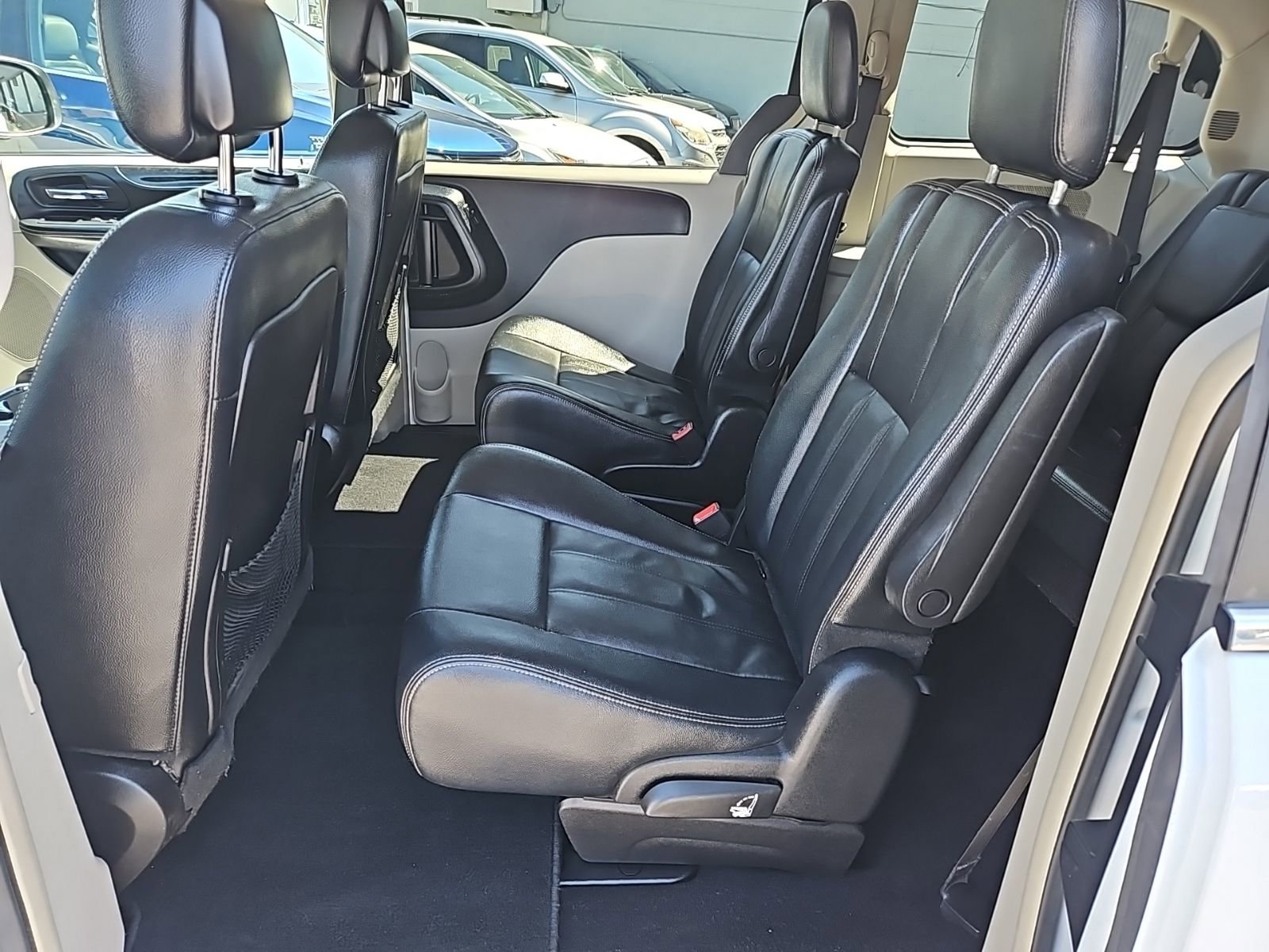 Used 2016 Chrysler Town & Country Touring FWD image 14