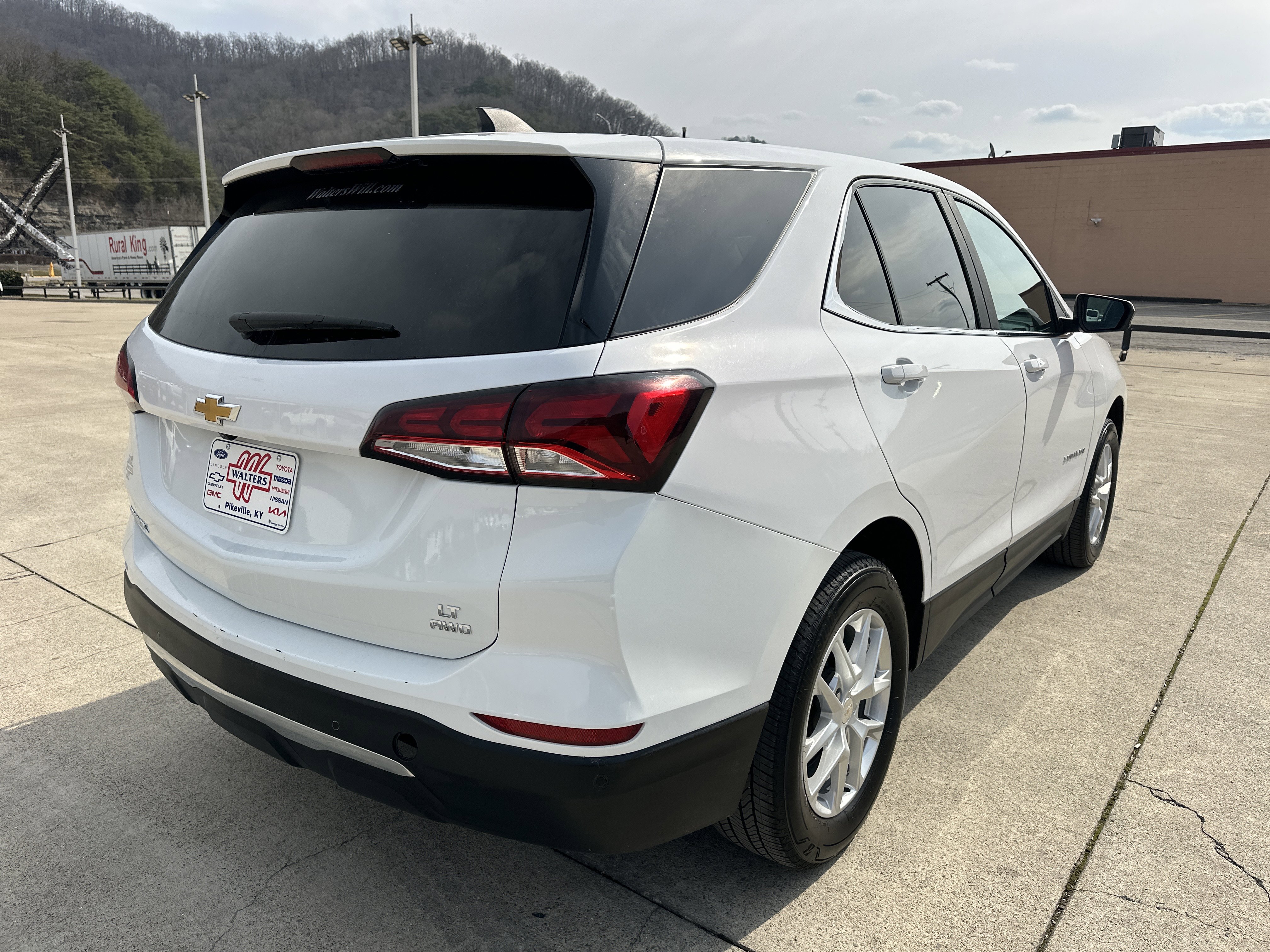 Used 2024 Chevrolet Equinox LT image 2