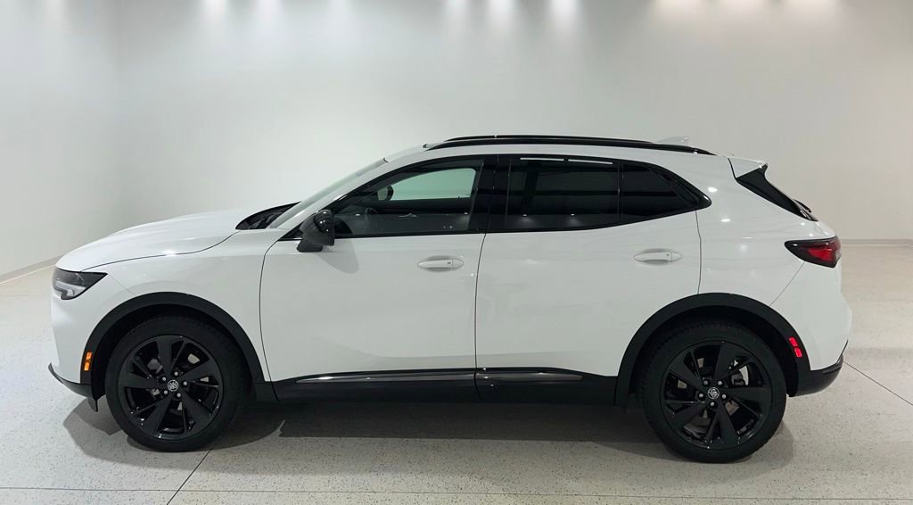 Used 2022 Buick Envision Essence w/ Technology Package I FWD image 2