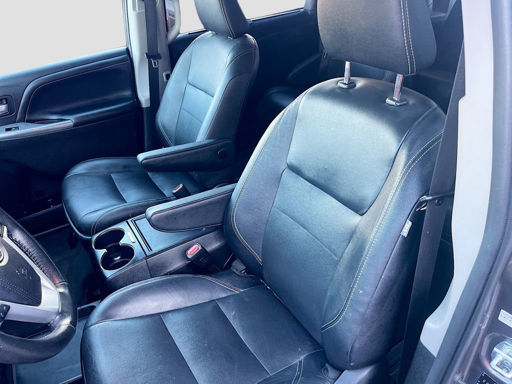 Used 2020 Toyota Sienna SE w/ Carpet Mat Package FWD image 18