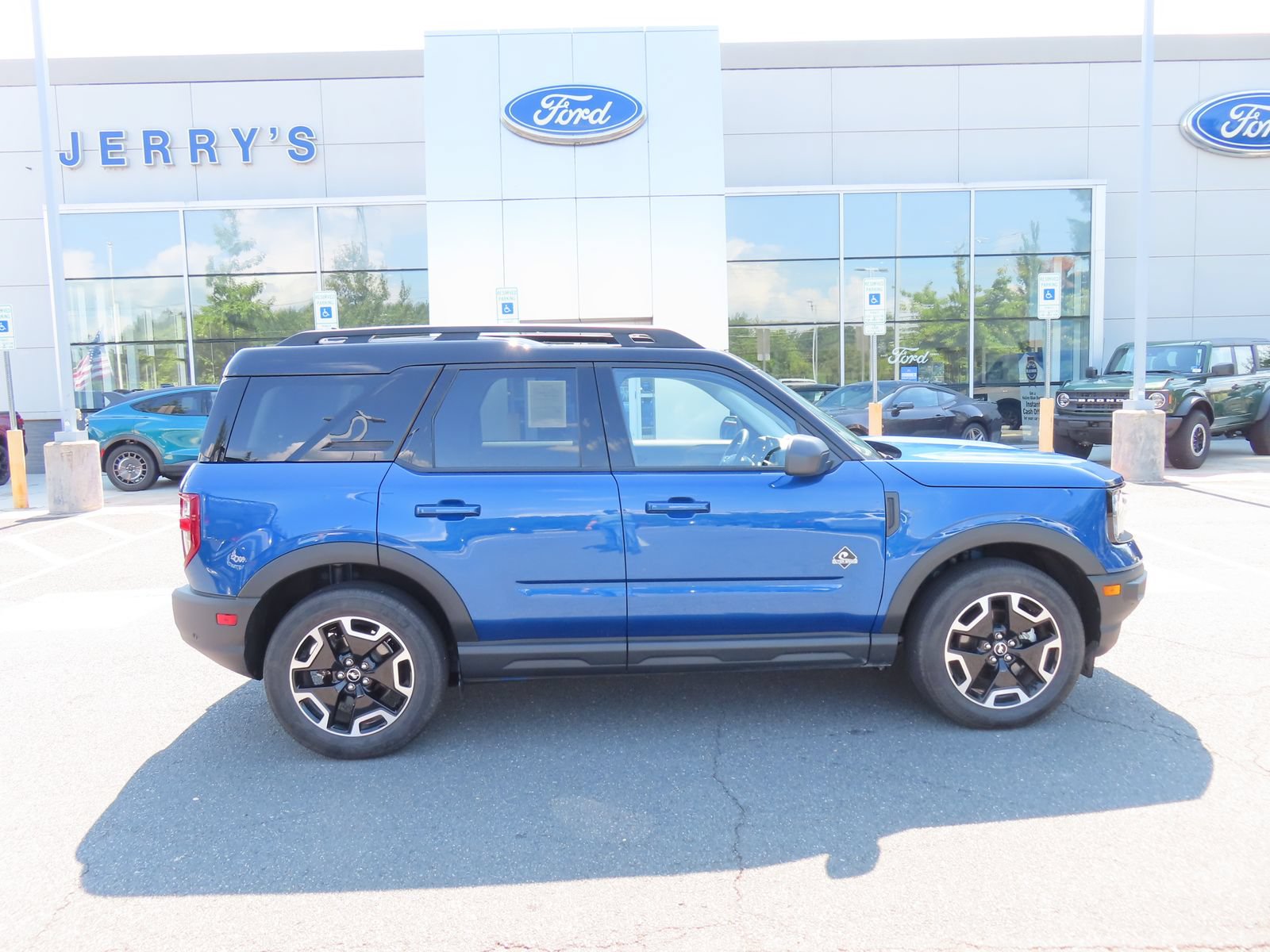Certified 2024 Ford Bronco Sport Outer Banks w/ Tech Package AWD/4WD image 4