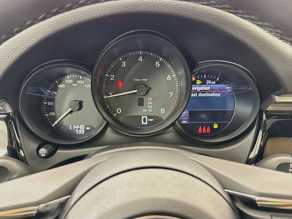 Certified 2025 Porsche Macan AWD/4WD image 16