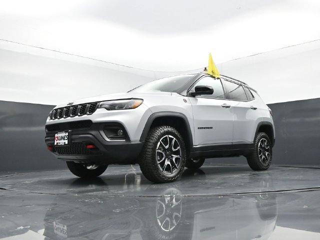 New 2026 Jeep Compass Trailhawk w/ Sun, Sound & Navigation Group AWD/4WD image 43