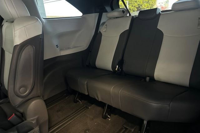Used 2021 Toyota Sienna XSE FWD image 17