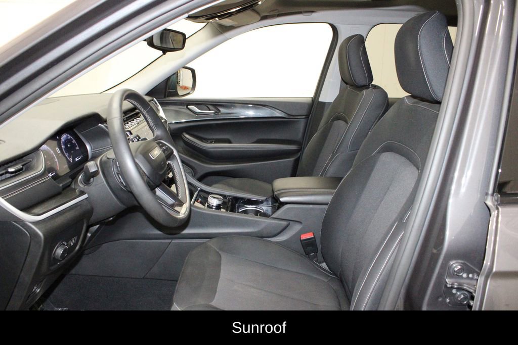 Used 2023 Jeep Grand Cherokee Laredo image 8