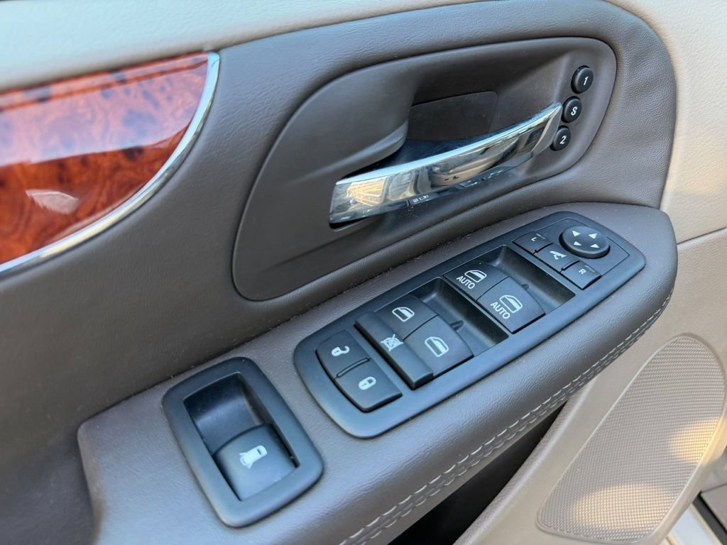 Used 2016 Chrysler Town & Country Limited Platinum FWD image 14