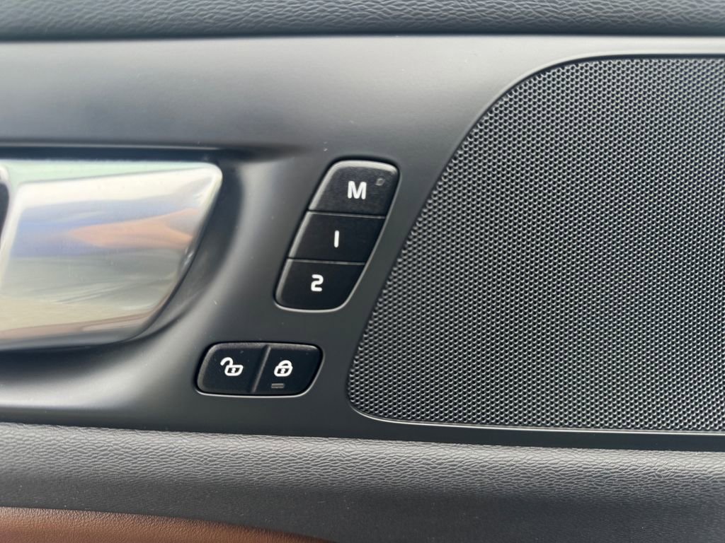 Used 2025 Volvo V60 B5 Cross Country Plus image 12