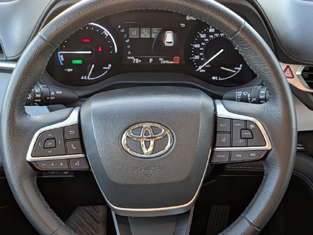Certified 2025 Toyota Sienna XLE FWD image 13