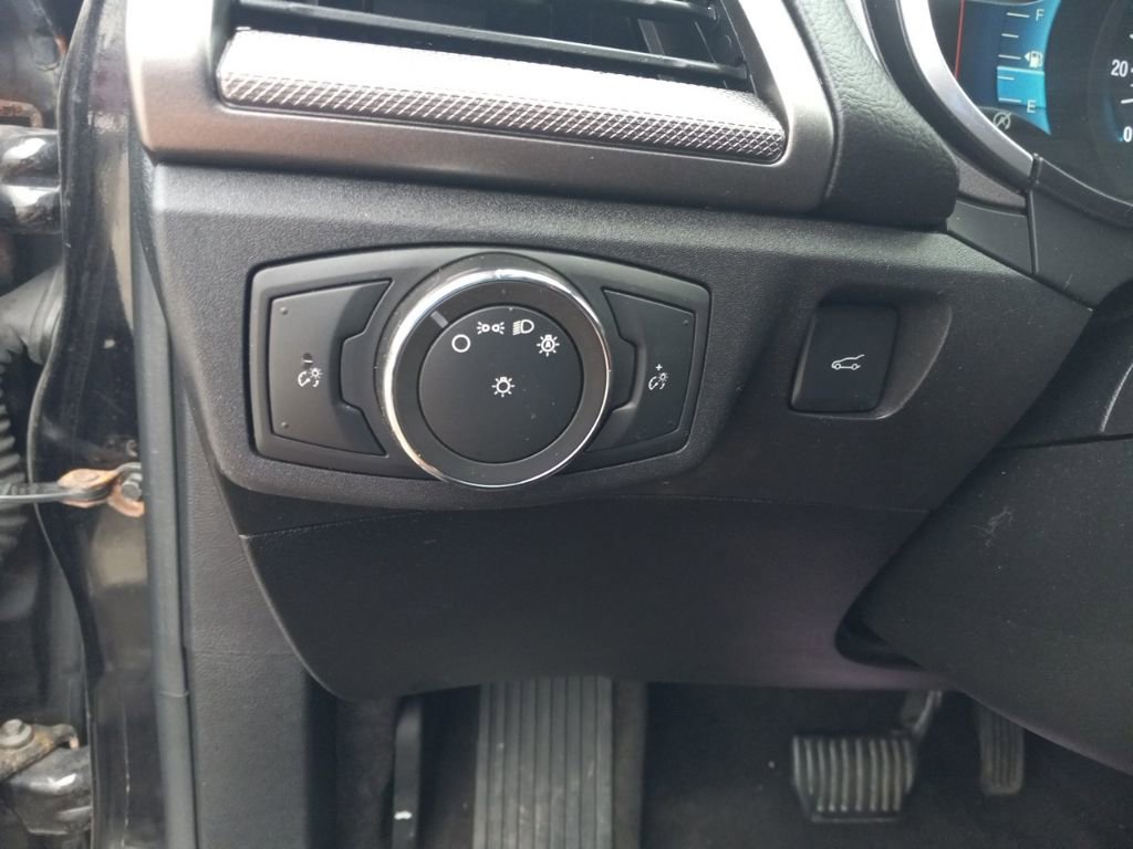 Used 2020 Ford Fusion SE FWD image 29