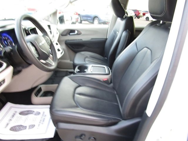 Used 2024 Chrysler Pacifica Touring-L image 10