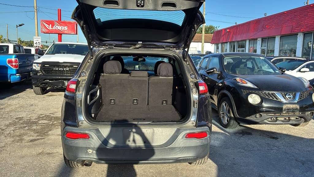 Used 2016 Jeep Cherokee Sport image 2