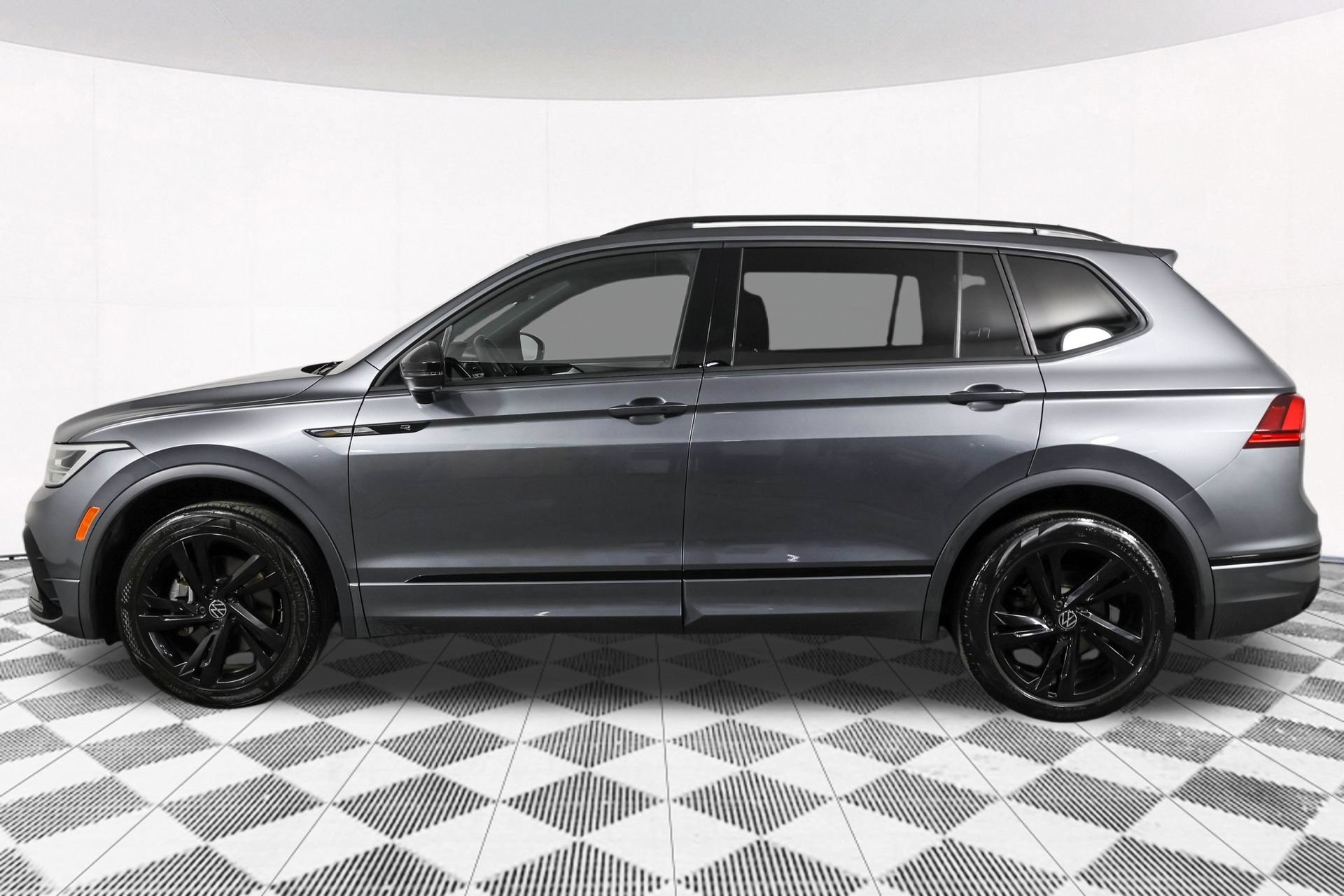 Used 2023 Volkswagen Tiguan SE R-Line FWD image 22