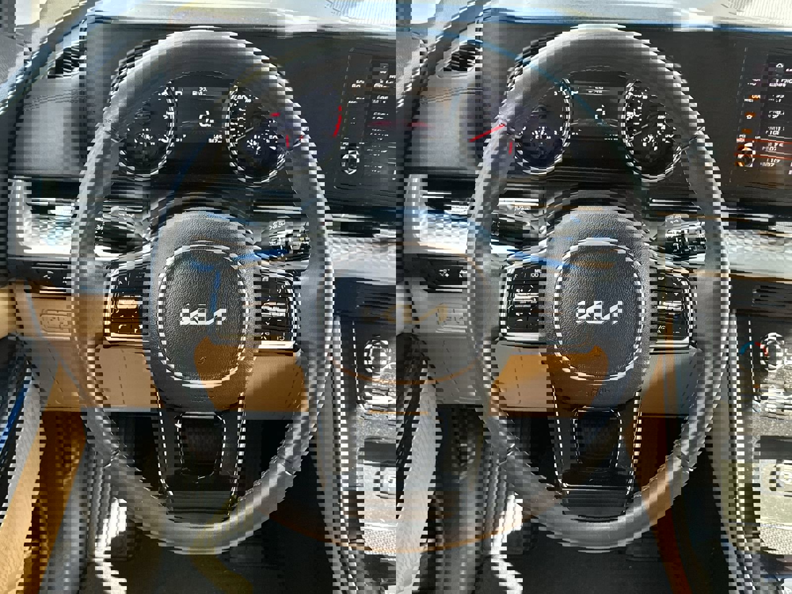 Used 2024 Kia Carnival LX image 19