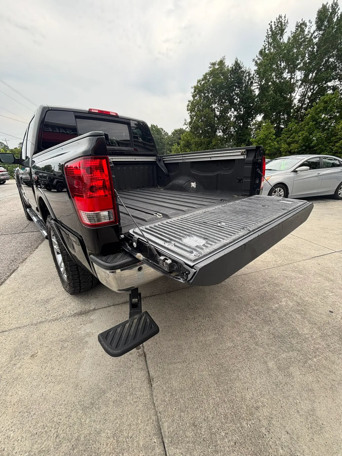 Used 2015 Nissan Titan SL w/ SL Heavy Metal Package AWD/4WD image 9