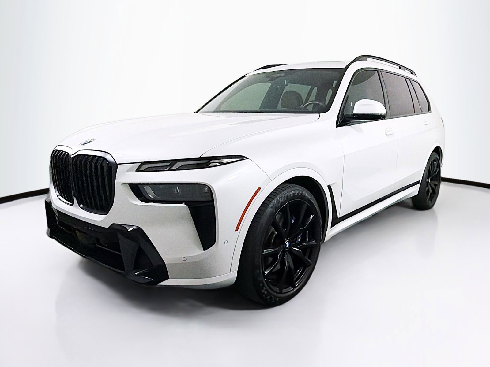 Used 2025 BMW X7 xDrive40i w/ Executive Package image 3