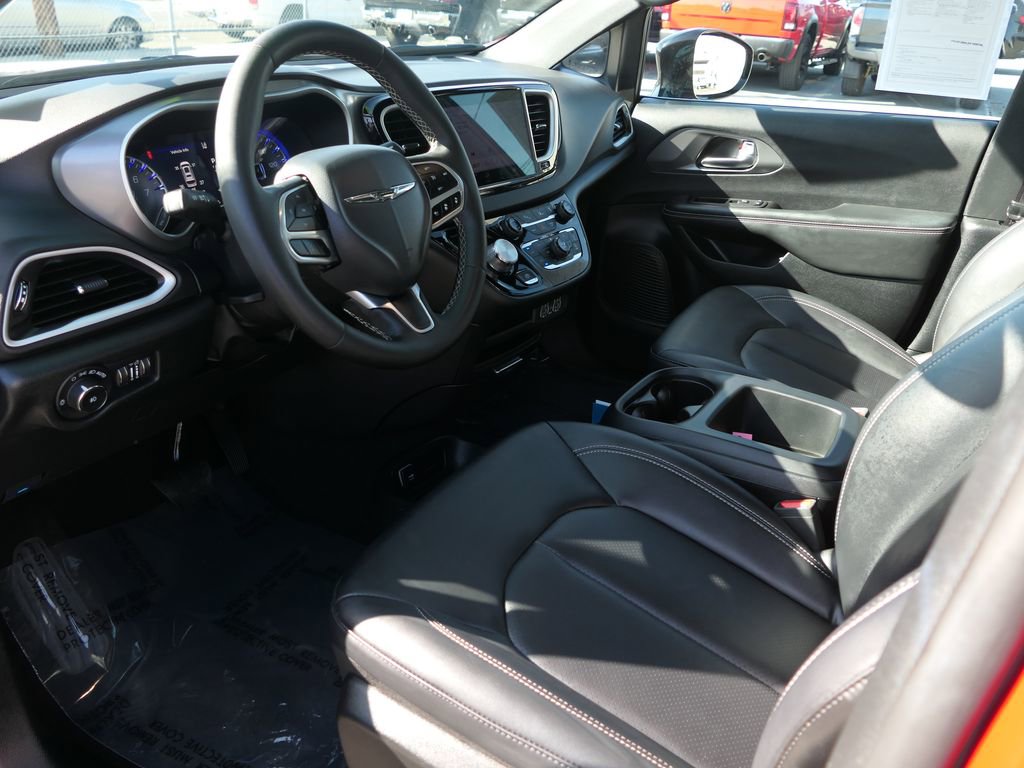 Used 2025 Chrysler Pacifica Select image 9