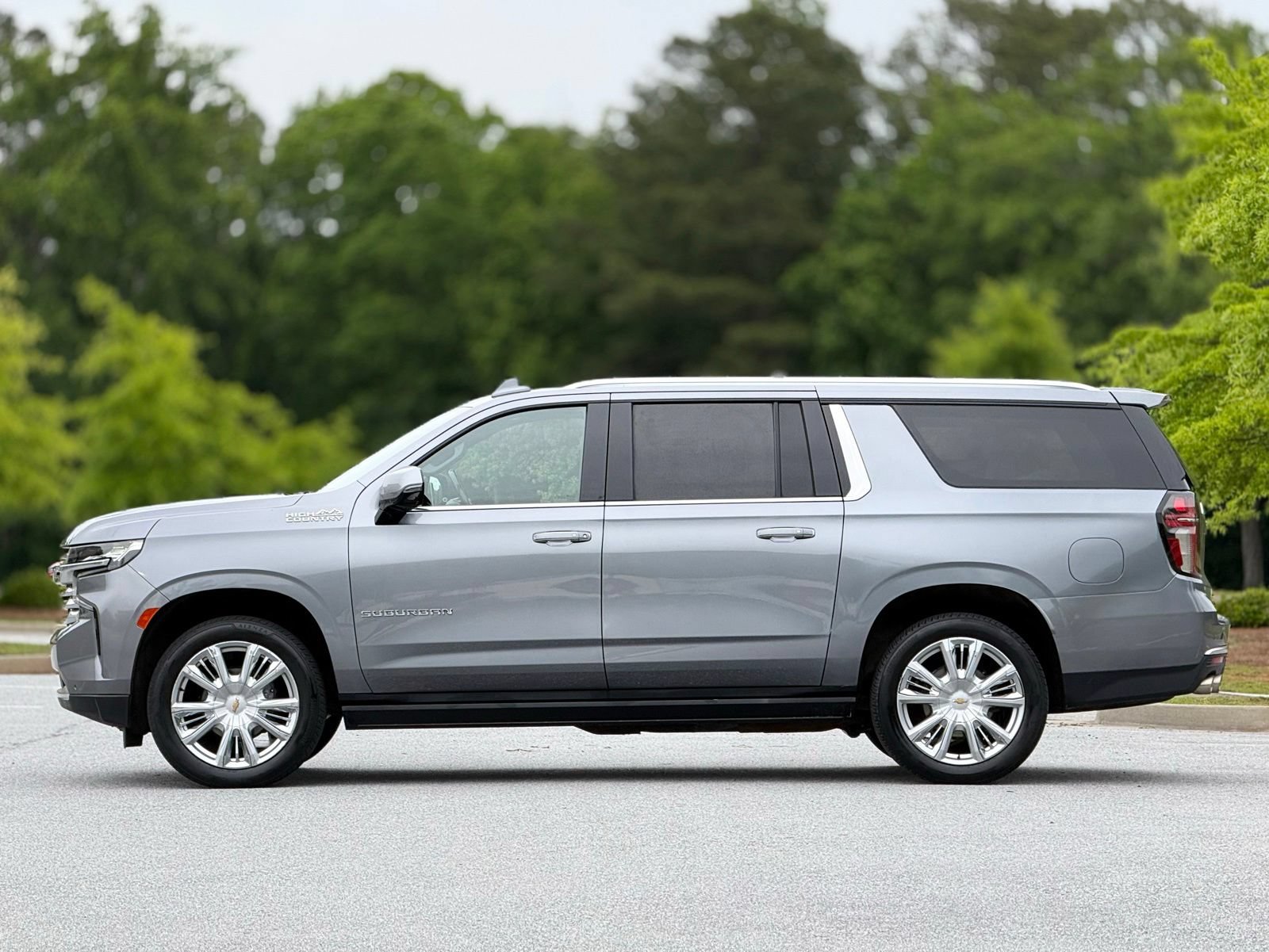 Used 2022 Chevrolet Suburban High Country AWD/4WD image 9