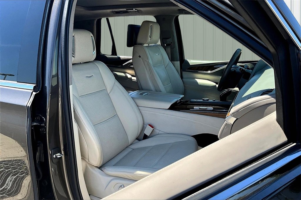 Used 2021 Cadillac Escalade Premium Luxury Platinum w/ Heavy-Duty Trailer Package image 7