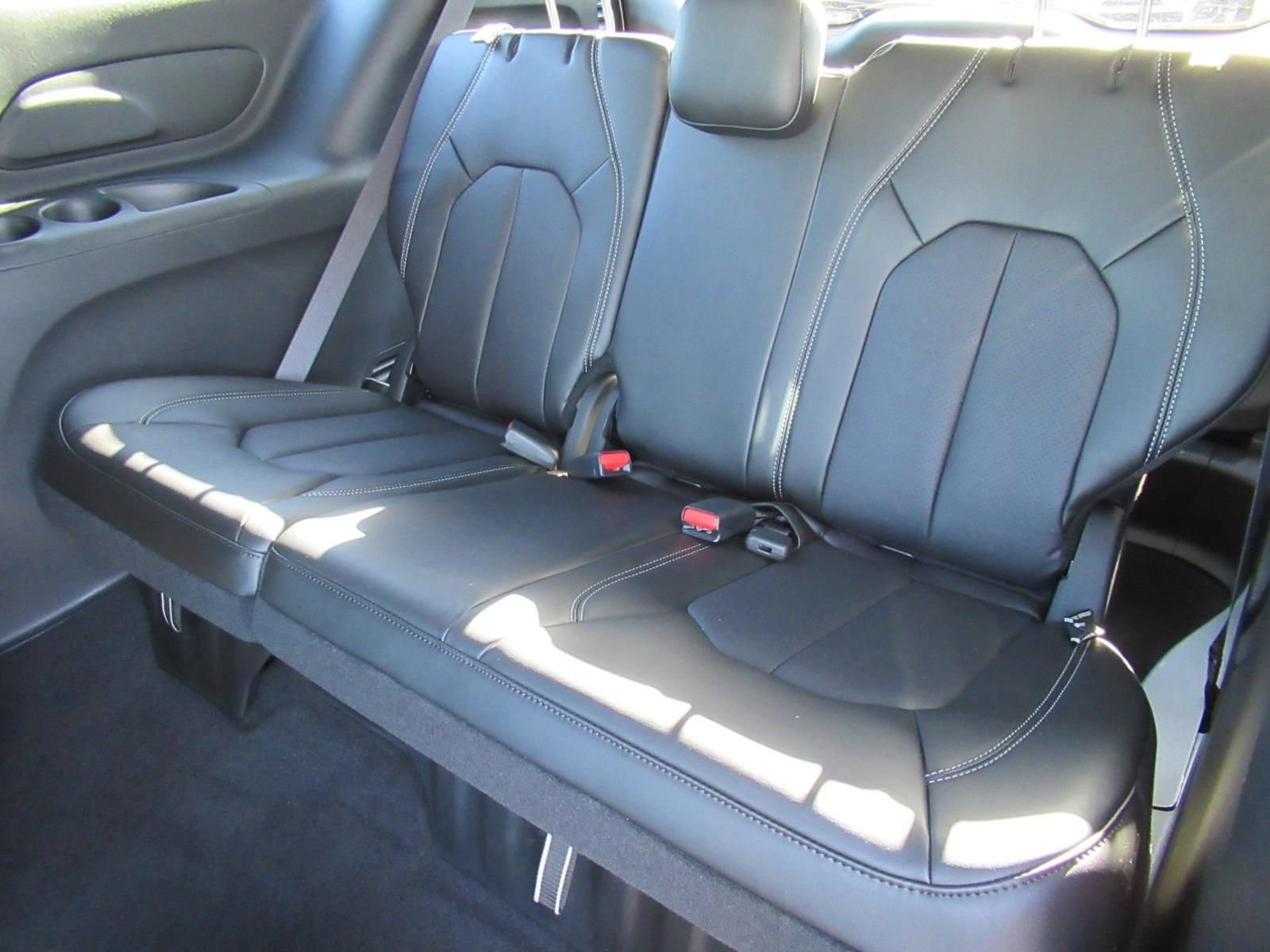 New 2027 Chrysler Pacifica Select FWD image 32