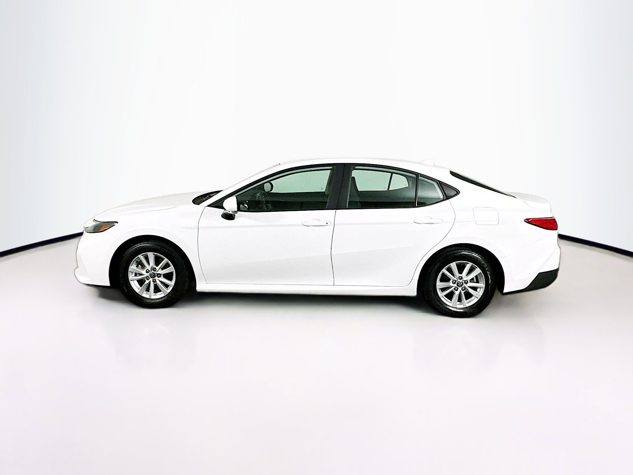 Used 2025 Toyota Camry LE image 4