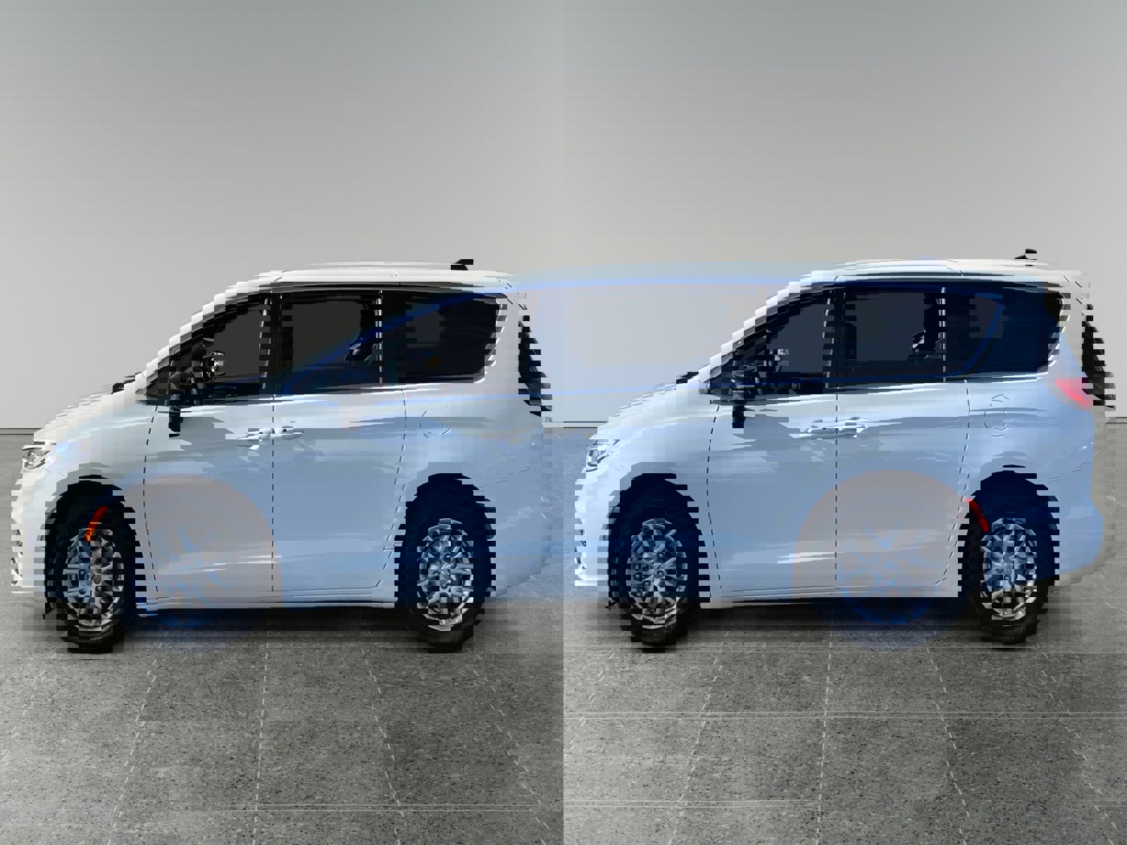 Used 2024 Chrysler Pacifica Touring image 2